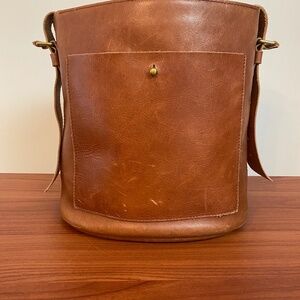 Madewell The Transport Bucket Bag in English Saddle Leather